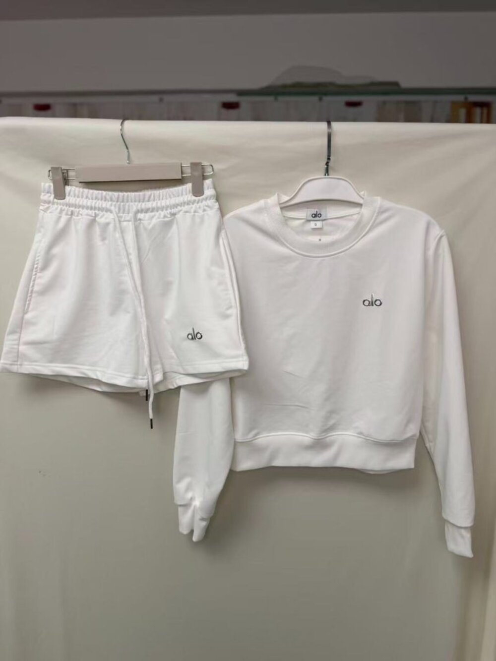 Alo Yoga White Crew Neck Sweatshirt + Shorts Casual Sporty Two-Piece Set, Size M